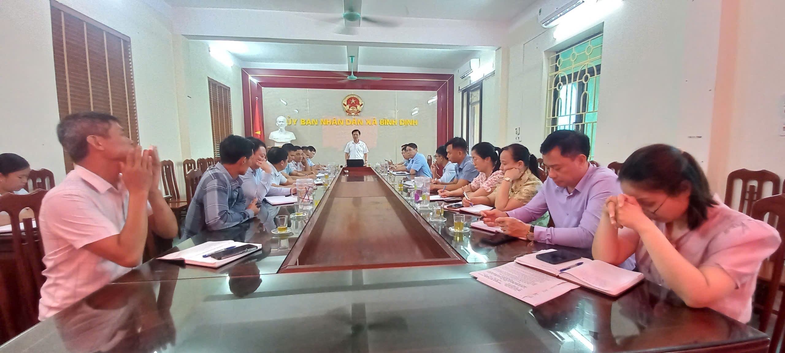 UBND xã Bình Định họp nghe báo cáo tiến độ giải phóng mặt bằng  các dự án trọng điểm