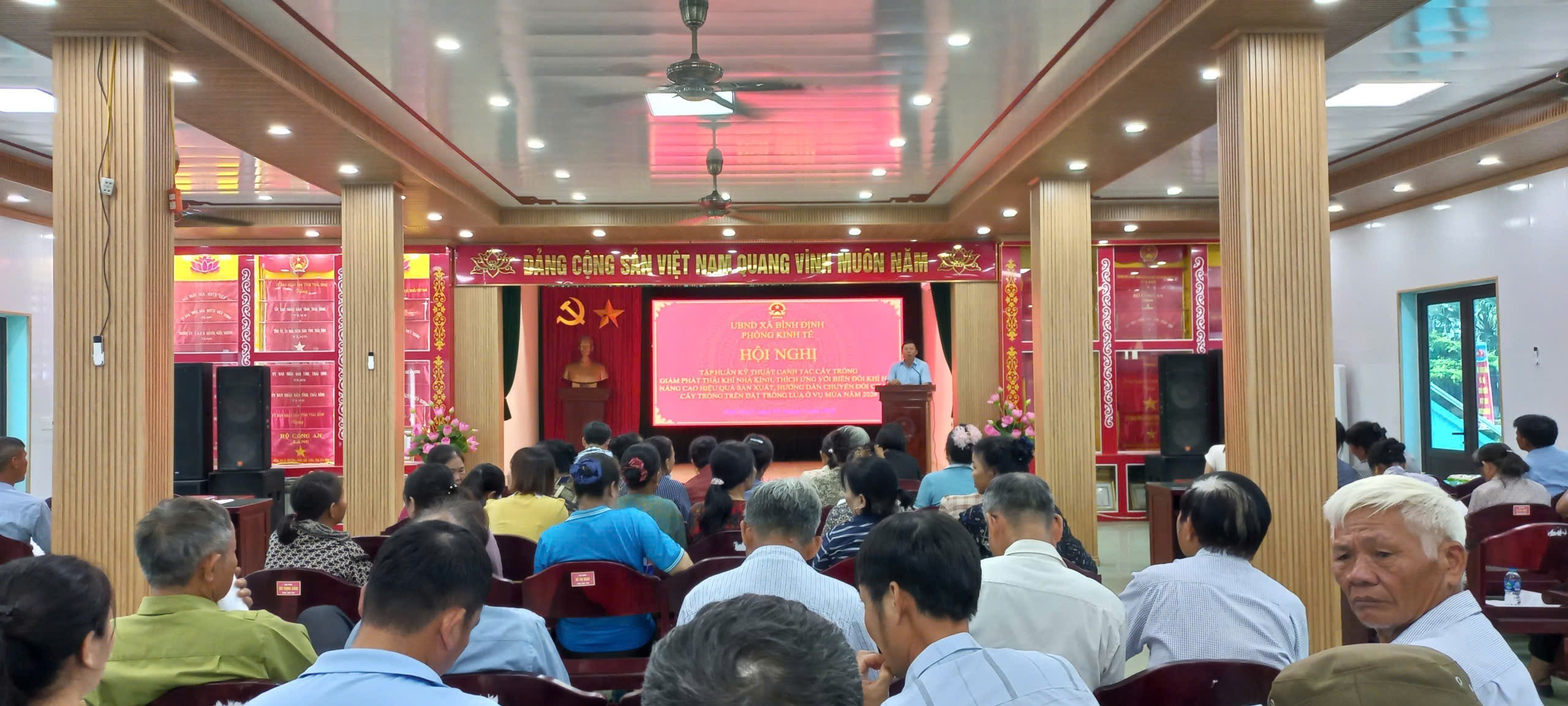 120 hội viên Hội Nông dân xã Bình Định tham gia lớp tập huấn kỹ thuật canh tác cây trồng giảm phát thải khí nhà kính, thích ứng với biến đổi khí hậu