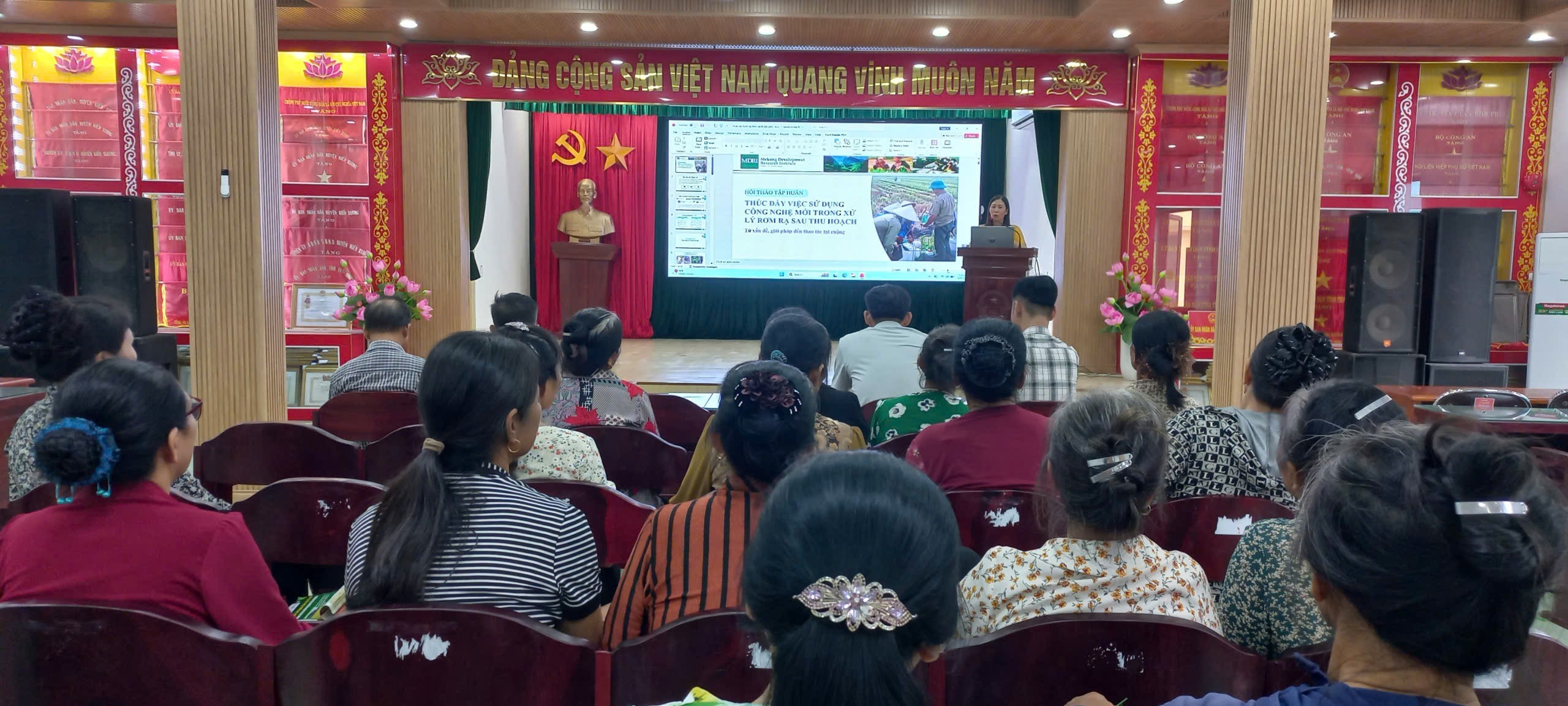 Phòng Kinh tế xã Bình Định tổ chức tập huấn “Thúc đẩy ứng dụng công nghệ mới trong xử lý rơm rạ sau thu hoạch”