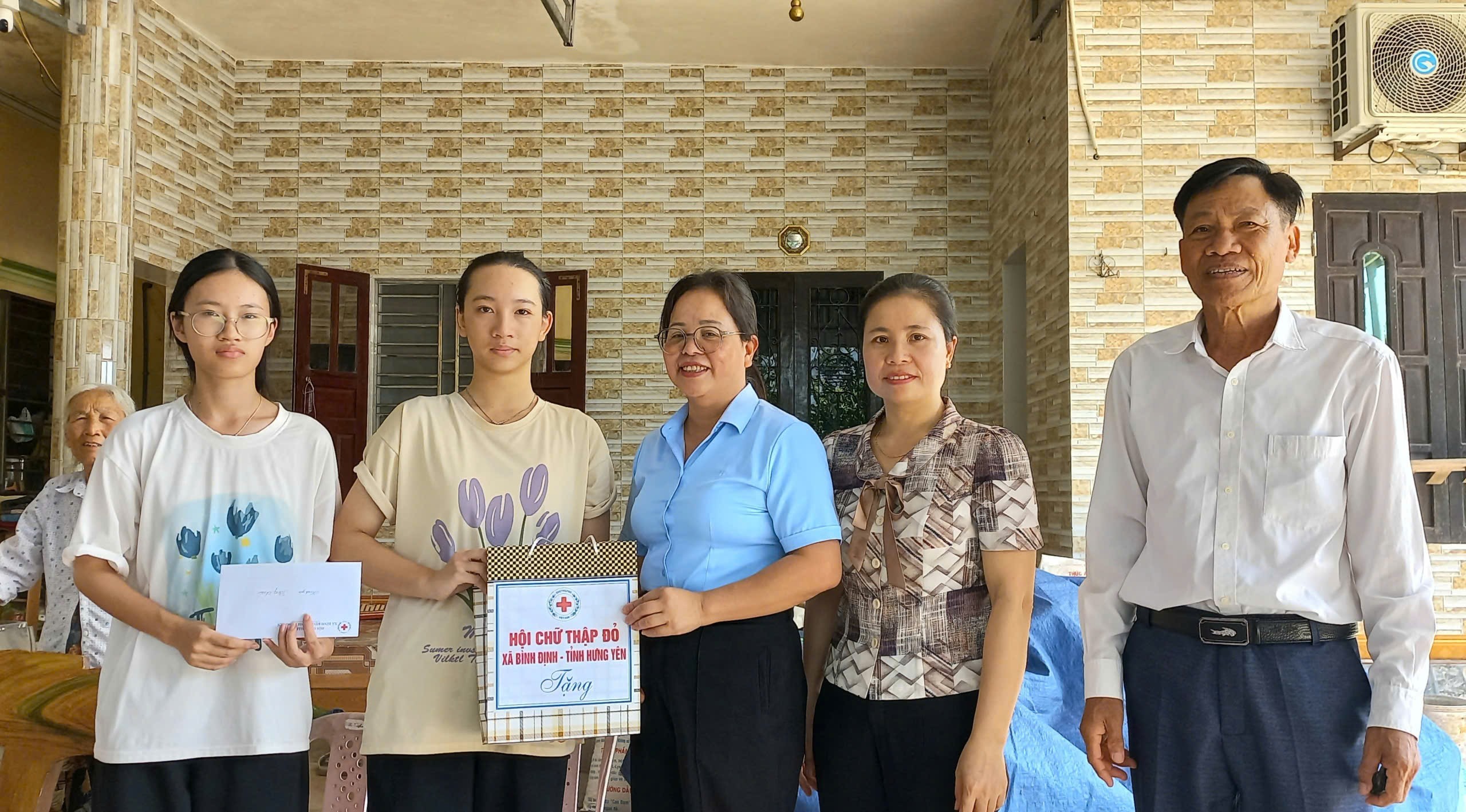 Đồng chí Lương Thị Kim Oanh, Bí thư Đảng ủy, Chủ tịch HĐND xã cùng đoàn công tác của xã đã đến thăm, tặng quà các hộ gia đình có hoàn cảnh khó khăn trên địa bàn xã