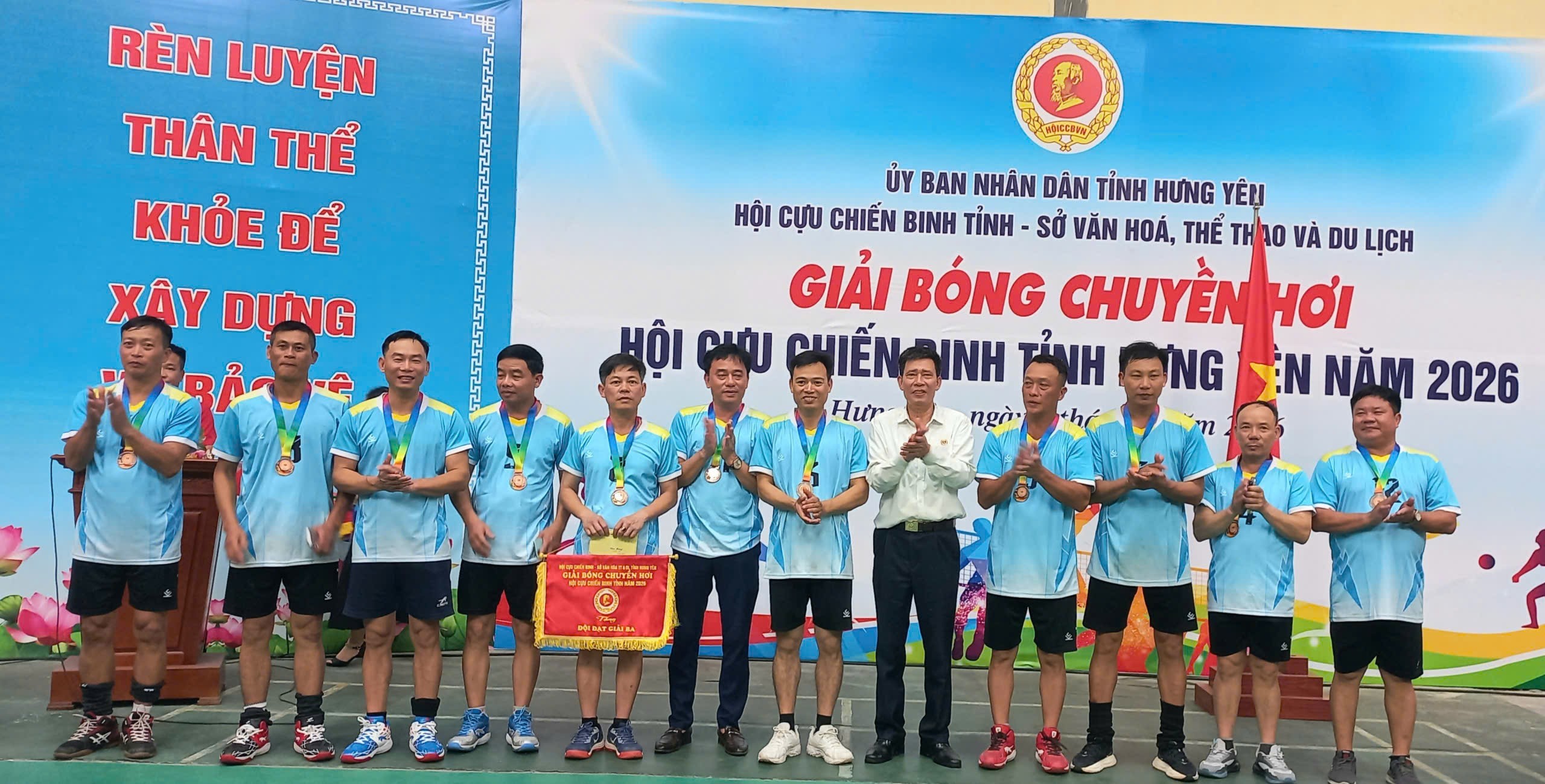 Đội bóng chuyền hơi Cựu chiến binh (CCB) xã Bình Định đạt giải ba tại giải bóng chuyền hơi CCB tỉnh