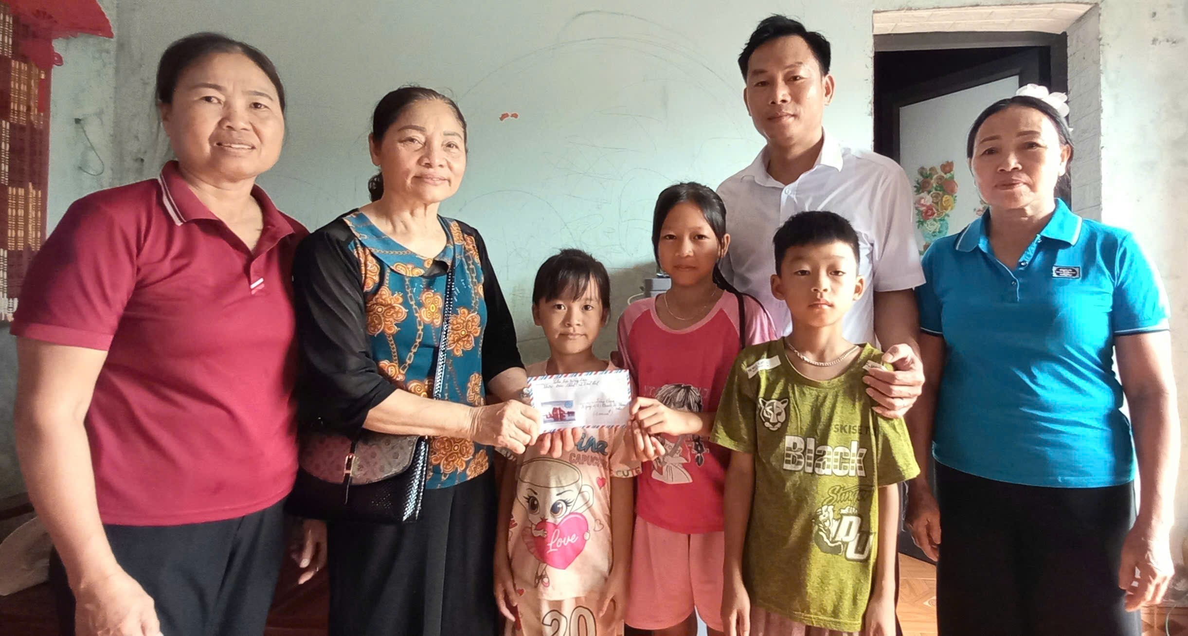Hội Nông dân xã Bình Định tổ chức trao tặng quà người cao tuổi và học sinh có hoàn cảnh khó khăn trên địa bàn thôn Đức Chính