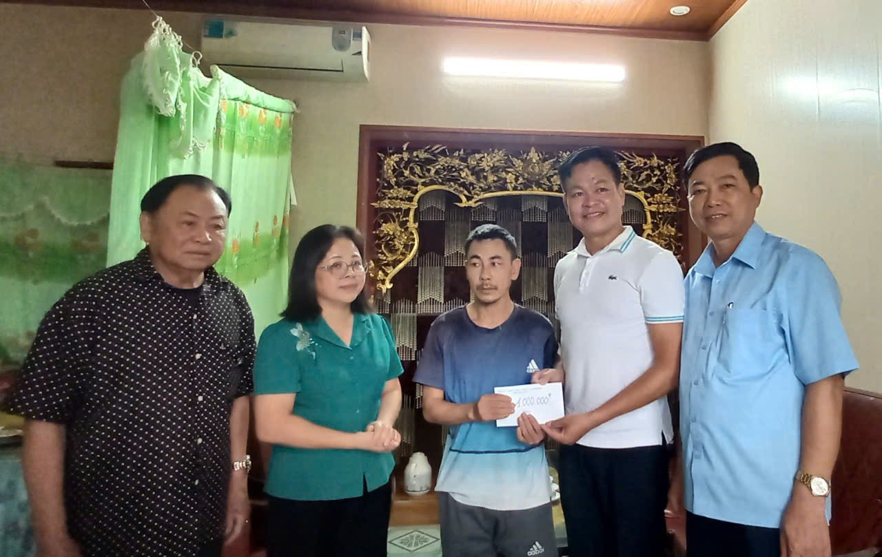 Các đồng chí lãnh đạo xã Bình Định thăm, tặng quà 10 triệu đồng cho  nạn nhân chất độc da cam trên địa bàn
