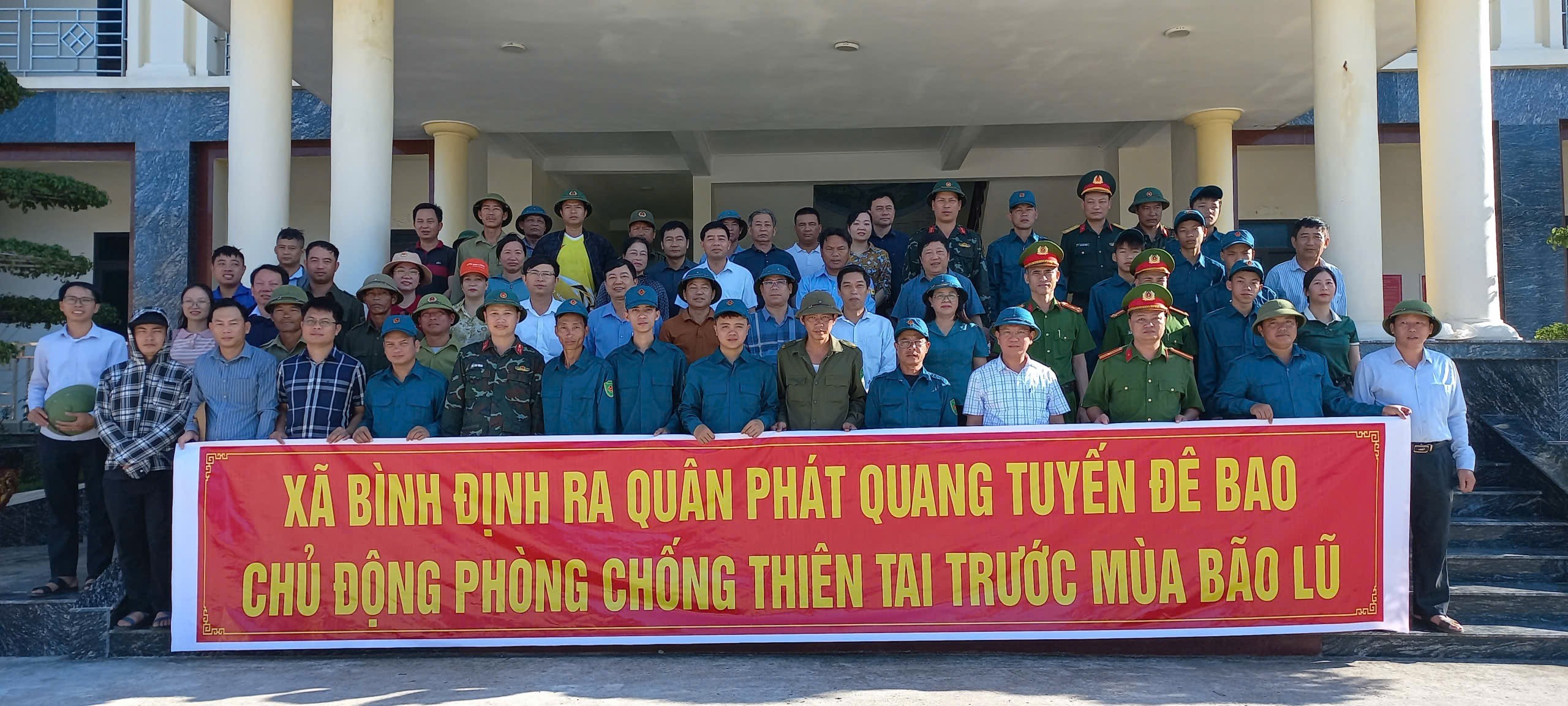 Xã Bình Định ra quân phát quang, xử lý cây cối trên 10 km đê trọng điểm