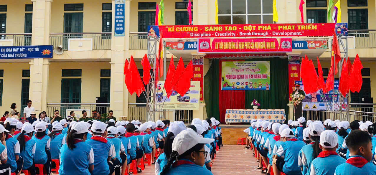Tuyên truyền phổ biến giáo dục pháp luật về an toàn giao thông tại Trường tiểu học Bình Định