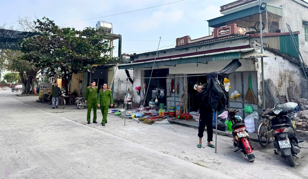 Công an xã Bình Định ra quân lập lại trật tự hành lang an toàn giao thông.