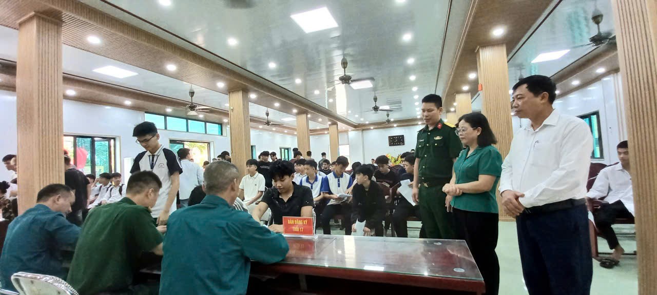 Hội đồng Nghĩa vụ quân sự xã Bình Định tổ chức đăng ký nghĩa vụ quân sự tuổi 17 cho nam thanh niên