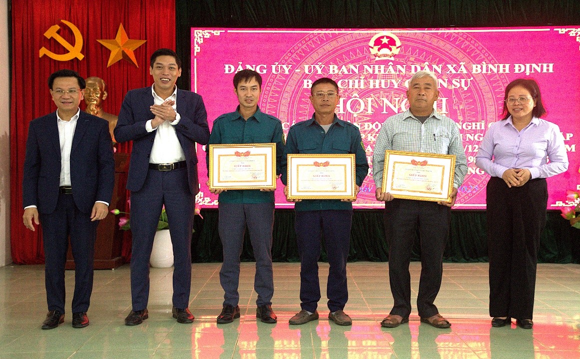 Bình Định tổ chức gặp mặt cán bộ quân đội nghỉ hưu, nghỉ công tác và tổng kết công tác quốc phòng - quân sự địa phương năm 2025