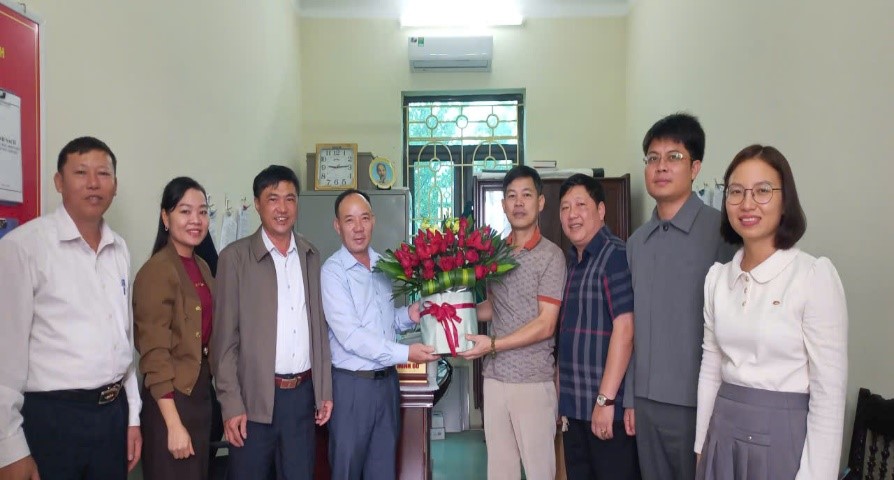 Các đồng chí Lãnh đạo xã chúc mừng Ban Chỉ huy Quân sự xã nhân kỷ niệm Ngày thành lập Quân đội nhân dân Việt Nam