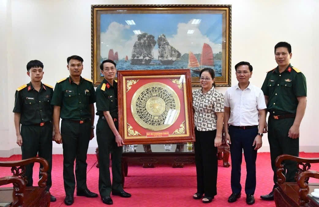 Các đồng chí lãnh đạo xã Bình Định thăm, động viên chiến sĩ mới  tại Lữ đoàn 242, Quân khu 3