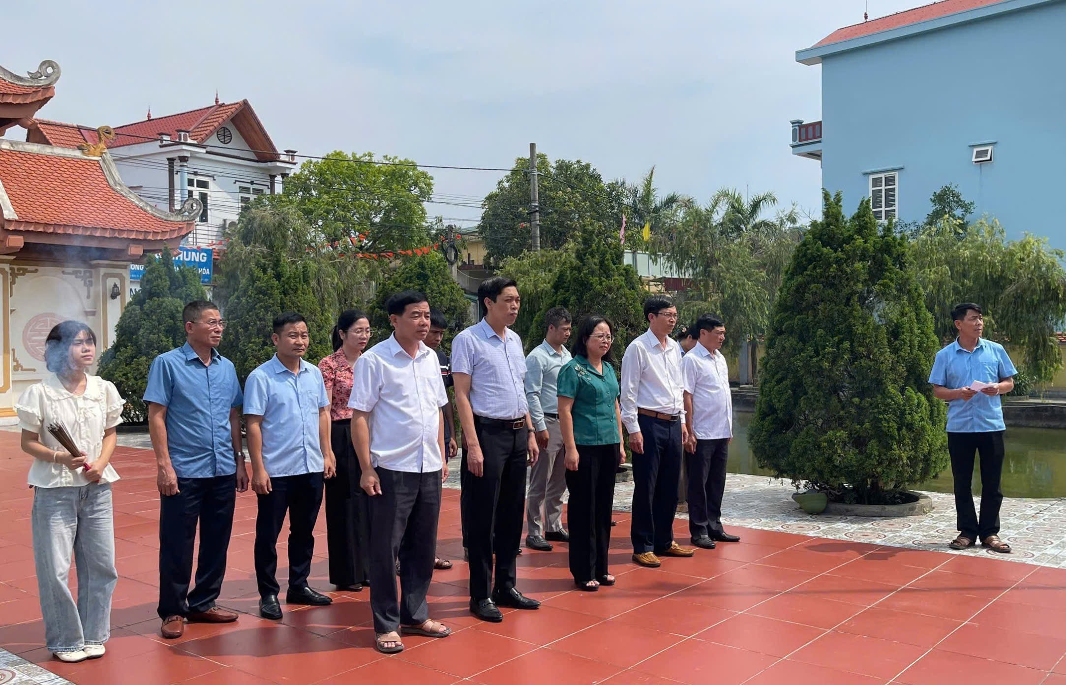 Các đồng chí lãnh đạo xã dâng hương tưởng niệm các Anh hùng Liệt sĩ nhân dịp 30/4