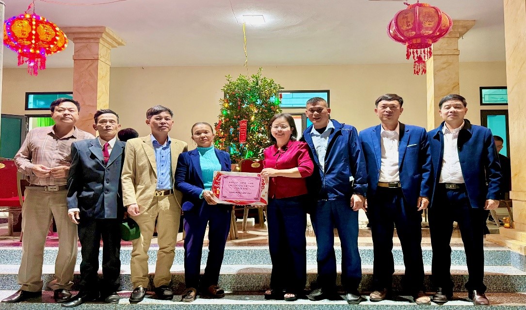Các đồng chí lãnh đạo địa phương thăm, chúc Tết các lực lượng và ban lãnh đạo thôn làm nhiệm vụ trực Tết