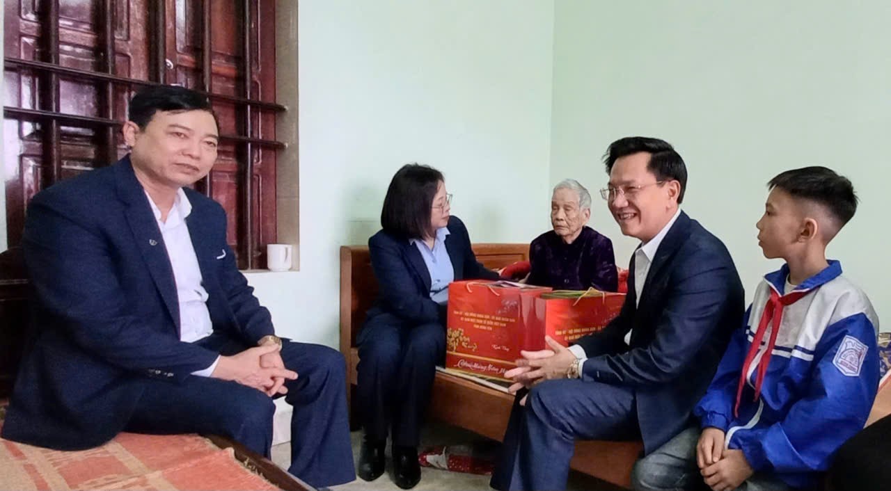 Các đồng chí lãnh đạo xã Bình Định thăm, tặng quà Mẹ Việt Nam Anh hùng Vũ Thị Mùi nhân dịp Tết Nguyên đán