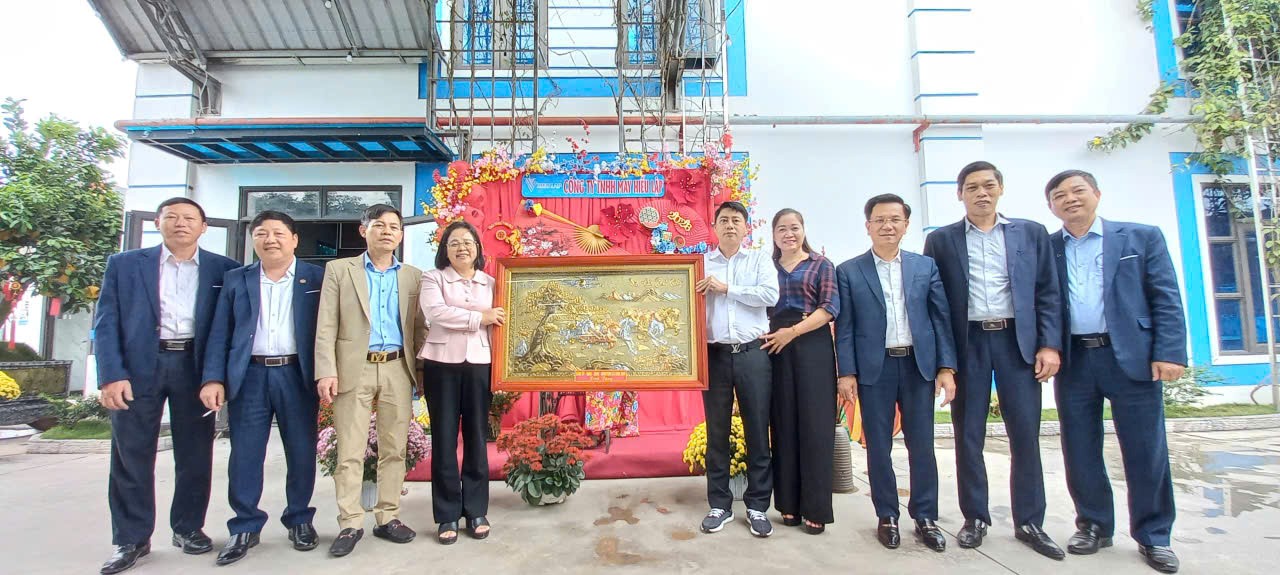 Các đồng chí lãnh đạo xã thăm, động viên doanh nghiệp đầu năm mới
