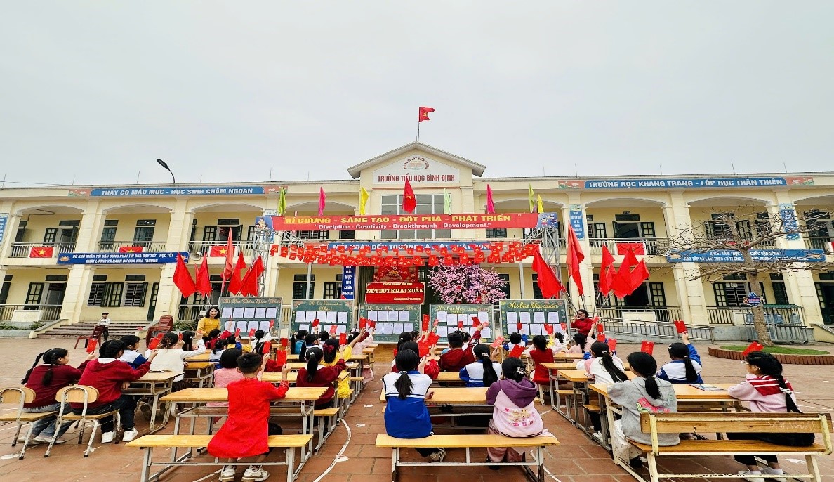 Trường Tiểu học Bình Định tổ chức hoạt động “Nét bút khai xuân”