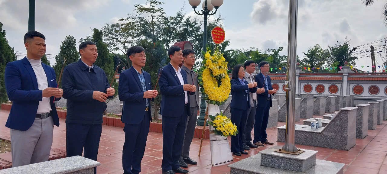 Các đồng chí lãnh đạo xã Bình Định đã tổ chức lễ dâng hương tưởng niệm các Anh hùng Liệt sĩ tại Nghĩa trang Liệt sĩ xã Bình Thanh