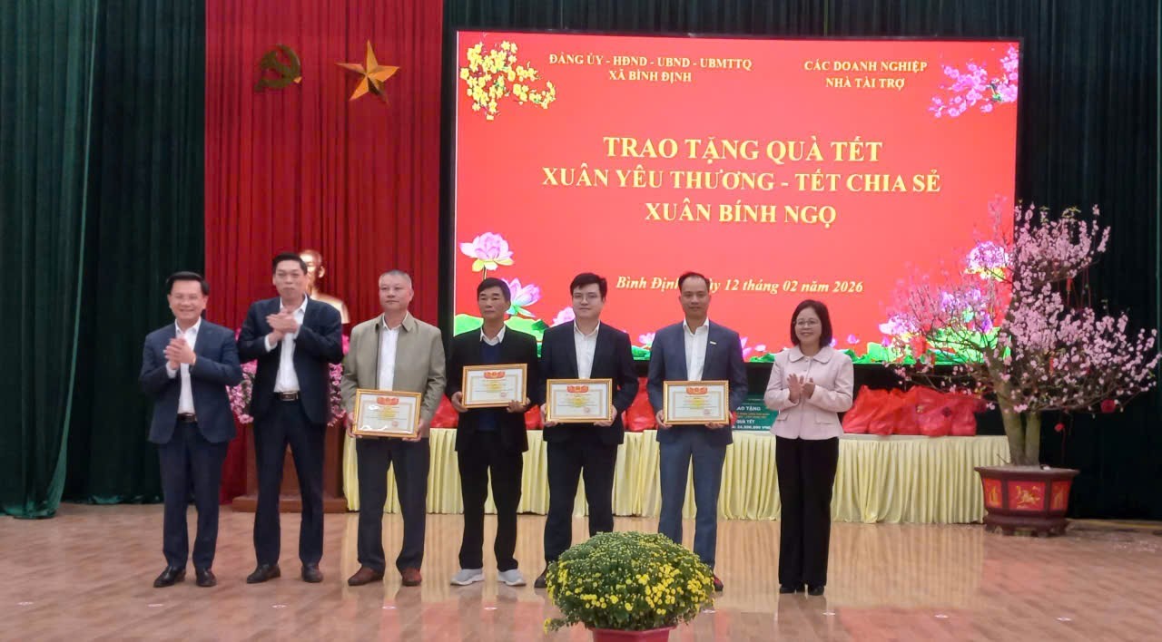 Xã Bình Định trao 436 suất quà cho hộ nghèo, cận nghèo  nhân dịp Tết Bính Ngọ