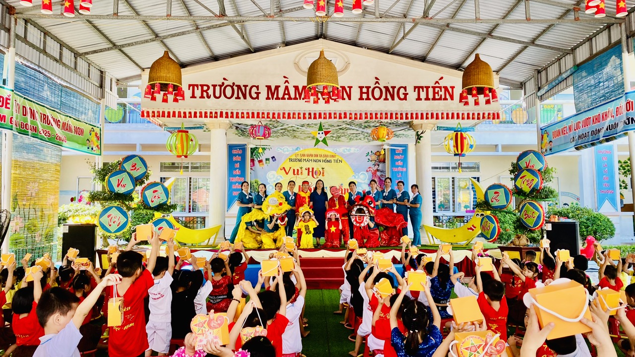 Trường Mầm non Hồng Tiến tổ chức chương trình vui Tết Trung thu cho các cháu học sinh