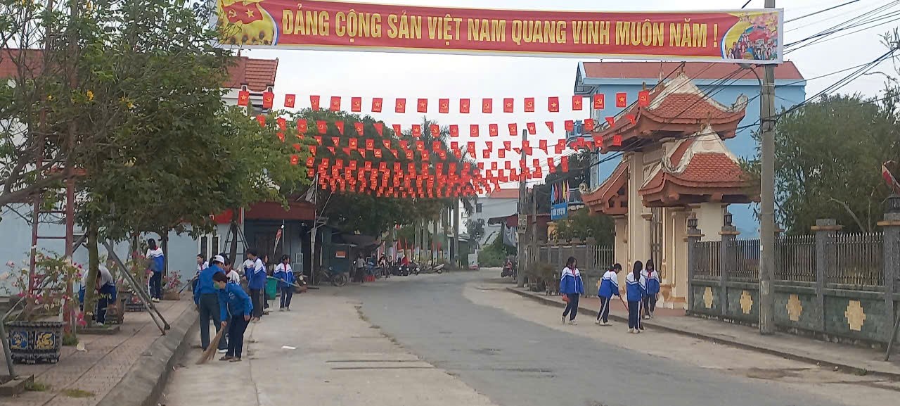 Hơn 50 đoàn viên Thanh niên xã Bình Định ra quân vệ sinh môi trường  đón tết Nguyên đán Bính Ngọ