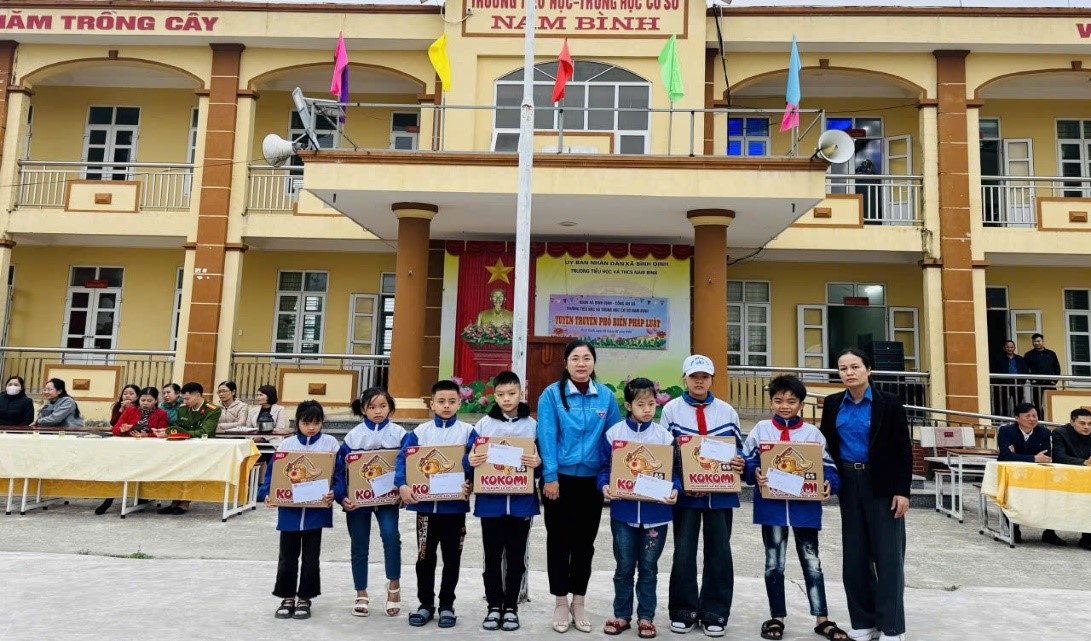 Đoàn Thanh niên xã Bình Định tuyên truyền pháp luật, trao quà Tết cho học sinh khó khăn