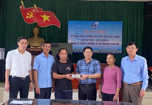 Ngân hàng Thương mại cổ phần đầu tư và phát triển Việt Nam chi nhánh Thái Bình (BIDV) bàn giao số tiền 200 triệu đồng hỗ trợ xây nhà tình nghĩa cho bà Vũ Thị Nội, thôn Sơn Thọ