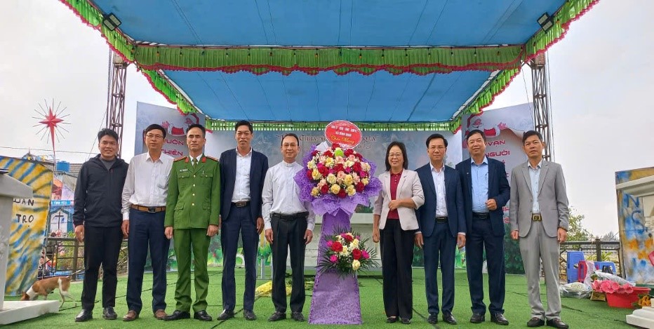 Các đồng chí lãnh đạo Đảng ủy, HĐND, UBND, Ủy ban MTTQ xã Bình Định đã đến thăm, chúc mừng các giáo xứ, linh mục và mục sư trên địa bàn xã