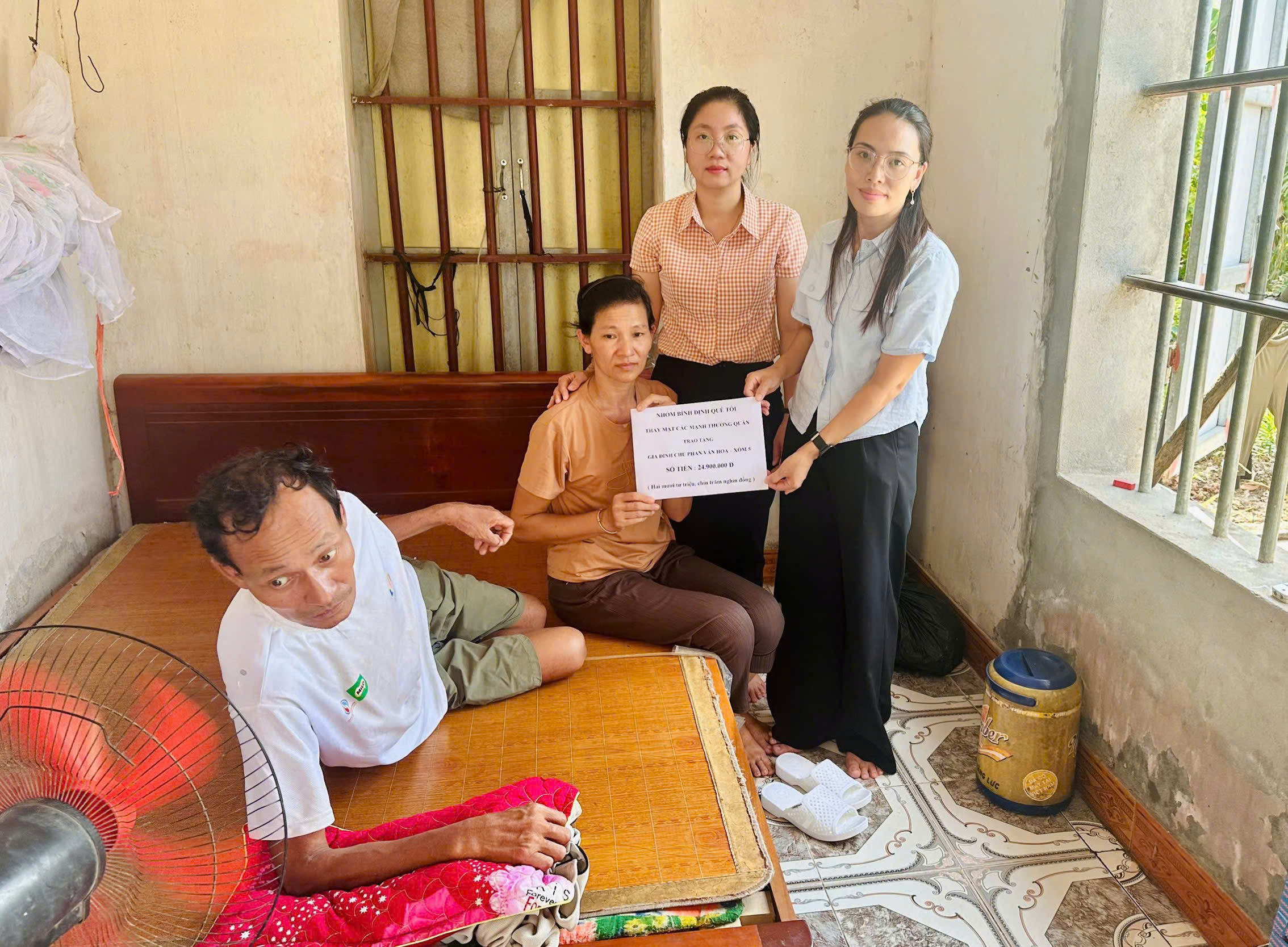 Nhóm Bình Định quê tôi trao tặng 28,9 triệu đồng cho ông Phan Văn Hoa, thôn Ái Quốc xã Bình Định