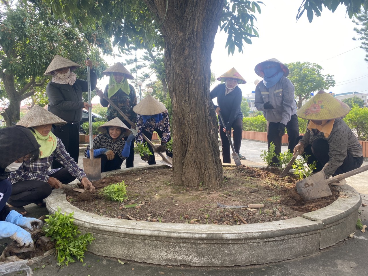 Hội liên hiệp Phụ nữ xã Bình Định tổ chức lao động vệ sinh môi trường và trồng hoa khu vực trụ sở Đảng ủy xã
