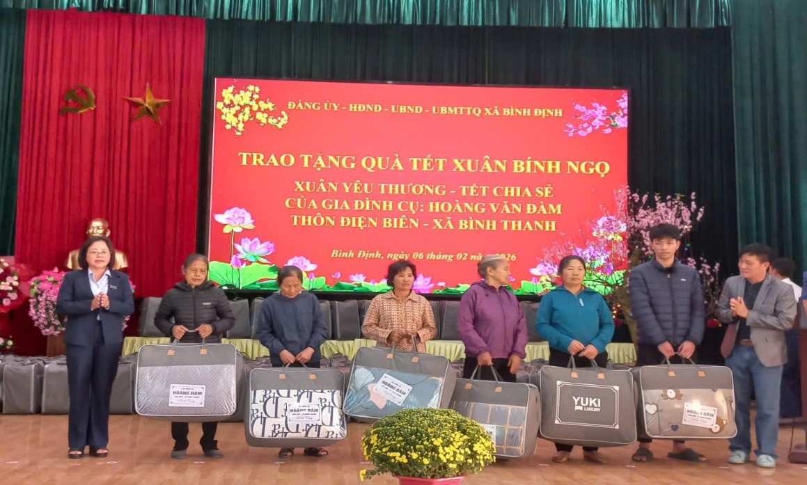 Gia đình cụ Hoàng Văn Đàm tặng 100 tấm chăn ấm cho hộ nghèo, hộ có hoàn cảnh khó khăn trên địa bàn xã