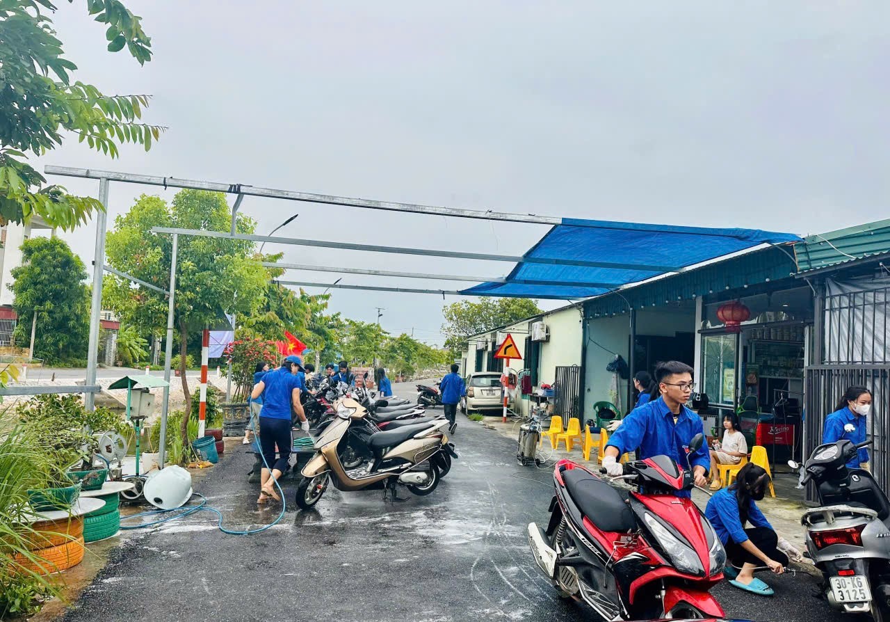 Gần 40 đoàn viên Thanh niên xã Bình Định tham gia rửa xe gây quỹ nâng bước em đến trường
