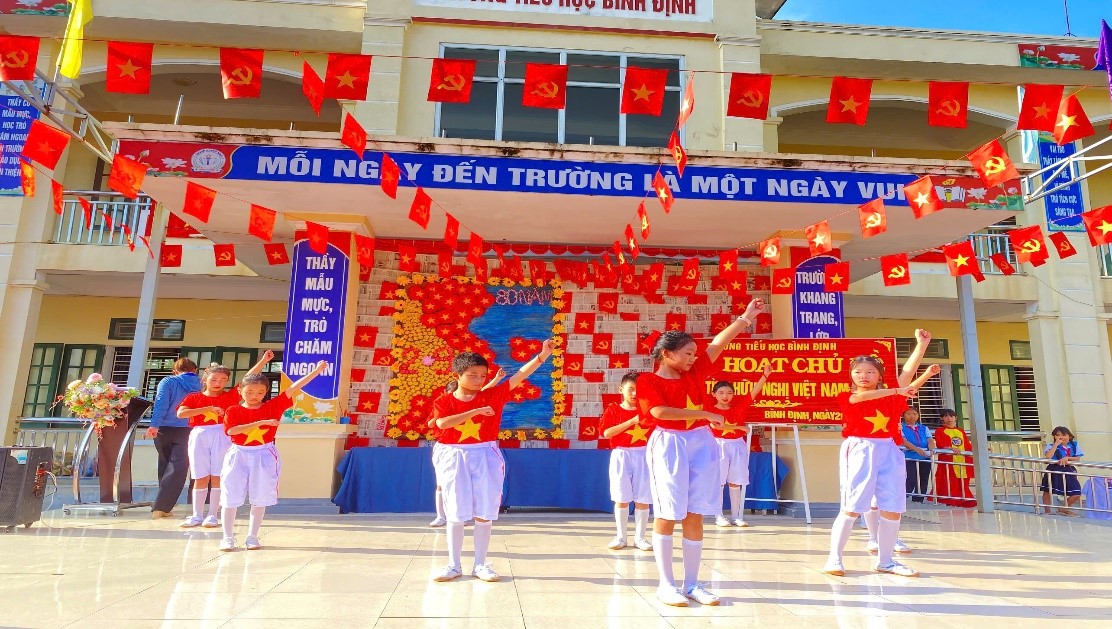 Trường Tiểu học Bình Định tổ chức lễ kỷ niệm 80 năm Cách mạng Tháng Tám thành công, Quốc khánh 2/9, 65 năm tình hữu nghị Việt Nam – Cuba và thực hiện phong trào “Kế hoạch nhỏ” ủng hộ nhân dân Cuba
