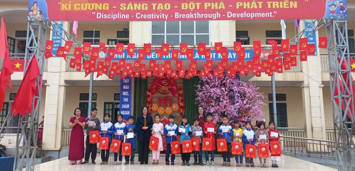 Trường Tiểu học Bình Định trao 32 suất quà Tết cho học sinh  có hoàn cảnh khó khăn