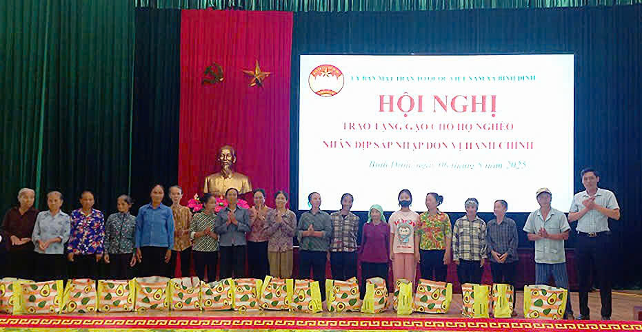 69 hộ nghèo xã Bình Định được trao tặng gạo nhân dịp sáp nhập đơn vị hành chính