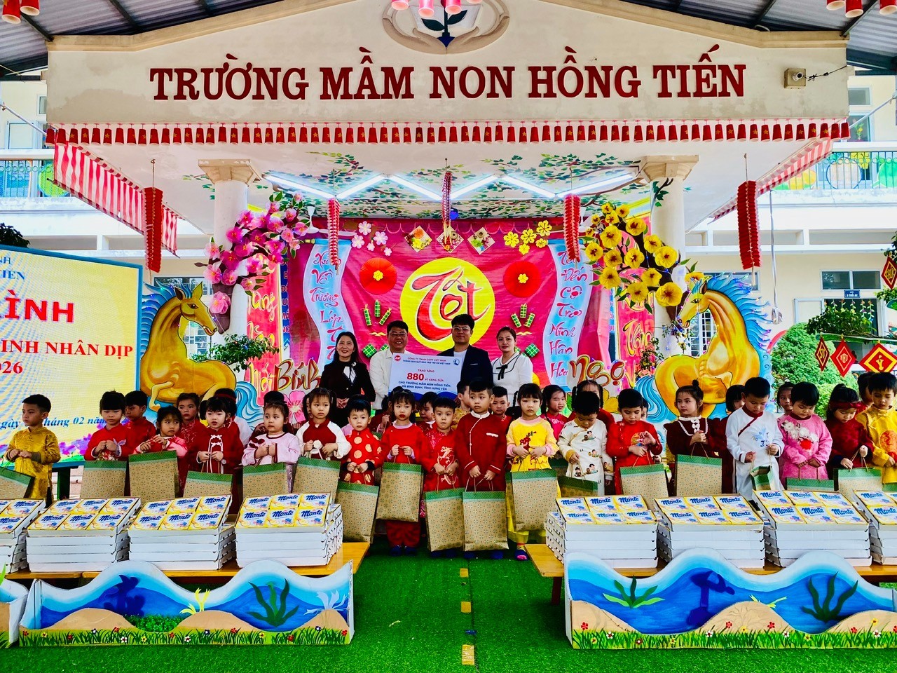Công ty TNHH Zott Việt Nam trao tặng 880 vỉ váng sữa cho học sinh trường mầm non Hồng Tiến