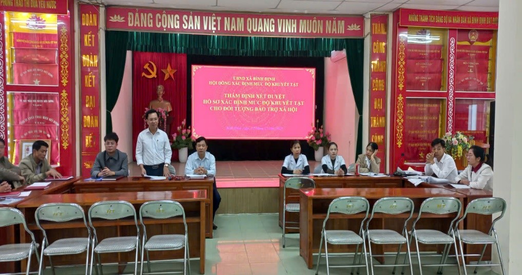 Hội đồng xác định mức độ khuyết tật xã Bình Định tổ chức thẩm định,  xét duyệt hồ sơ xác định mức độ khuyết tật cho đối tượng bảo trợ xã hội