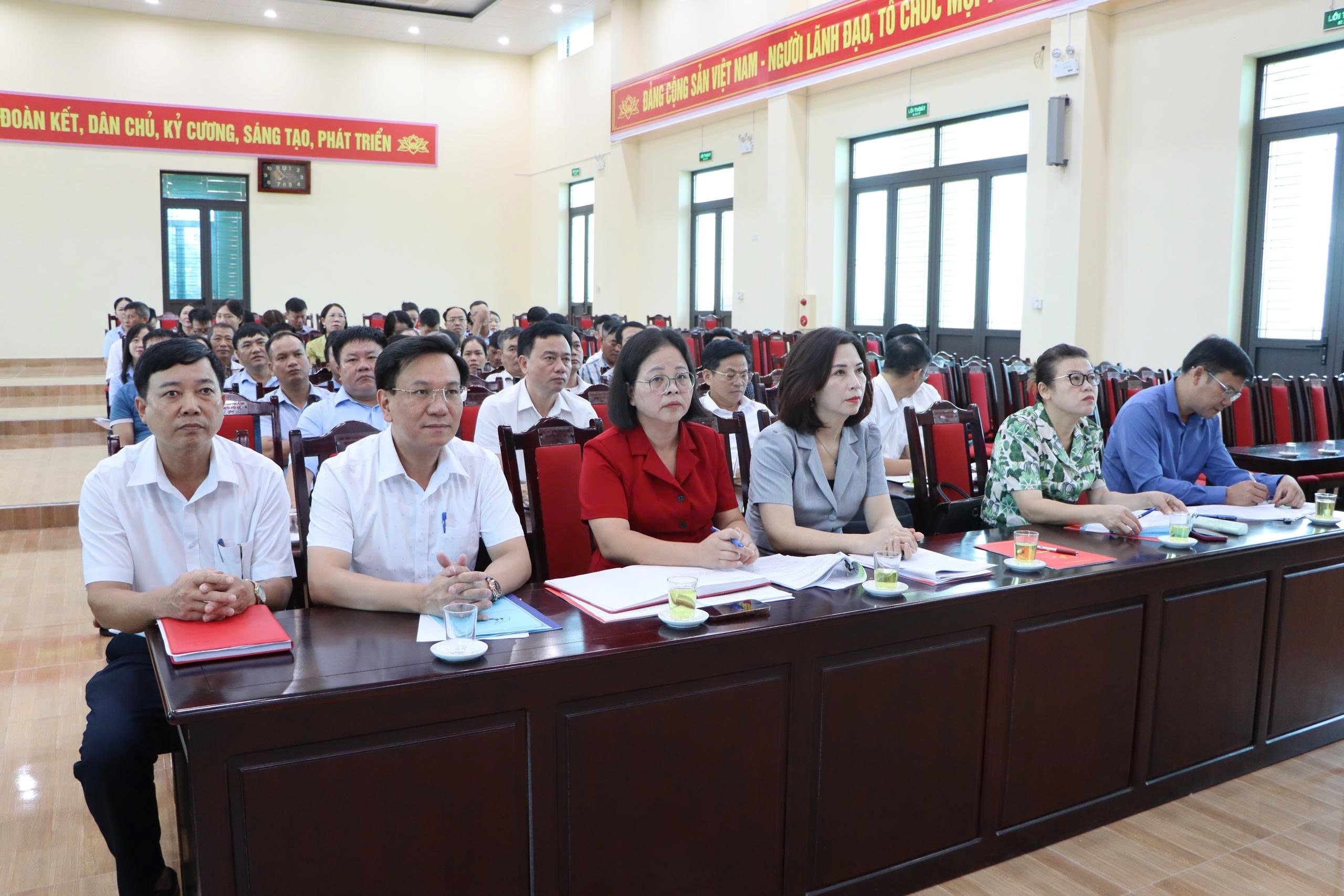 Xã Bình Định triển khai, quán triệt các quy định của Đảng về công tác kiểm tra, giám sát; các quy định của Bộ Chính về công tác phòng, chống tham nhũng, lãng phí, tiêu cực; gắn với sơ kết 6 tháng đầu năm các cơ quan tham mưu, giúp việc của Đảng