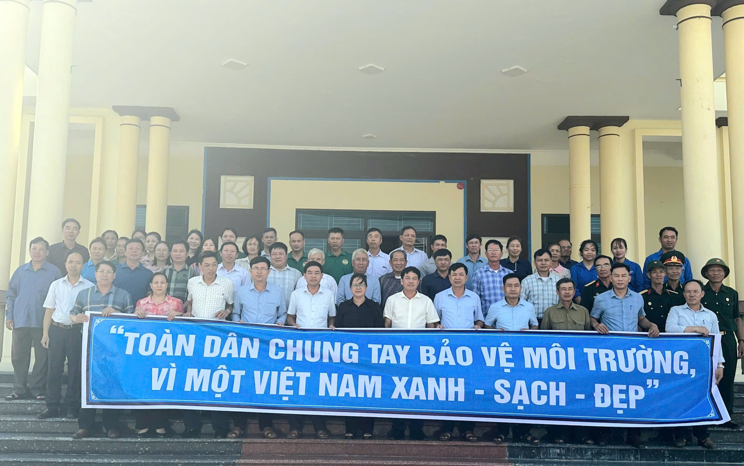 Xã Bình Định ra quân hưởng ứng phong trào "Toàn dân chung tay bảo vệ môi trường vì một Việt Nam xanh - sạch -đẹp"
