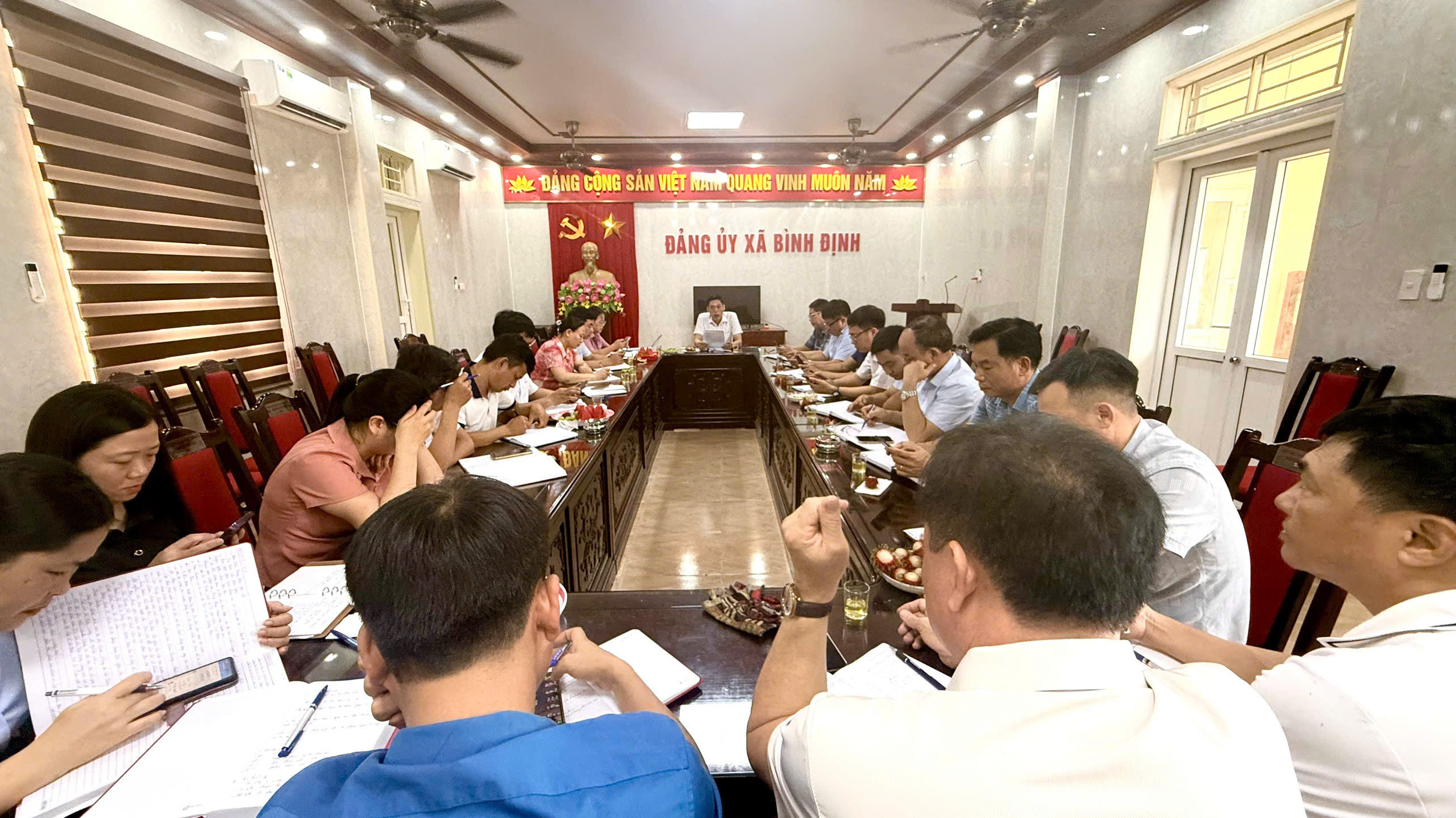 Chi bộ cơ quan Đảng ủy xã Bình Định tổ chức sinh hoạt chi bộ thường kỳ tháng 6