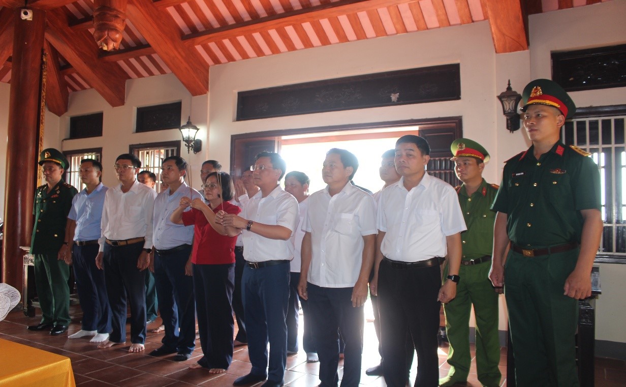 Các đồng chí lãnh đạo xã Bình Định dâng hương tưởng niệm các Anh hùng Liệt sĩ tại các "địa chỉ đỏ" nhân kỷ niệm 79 năm ngày Thương binh - Liệt sĩ