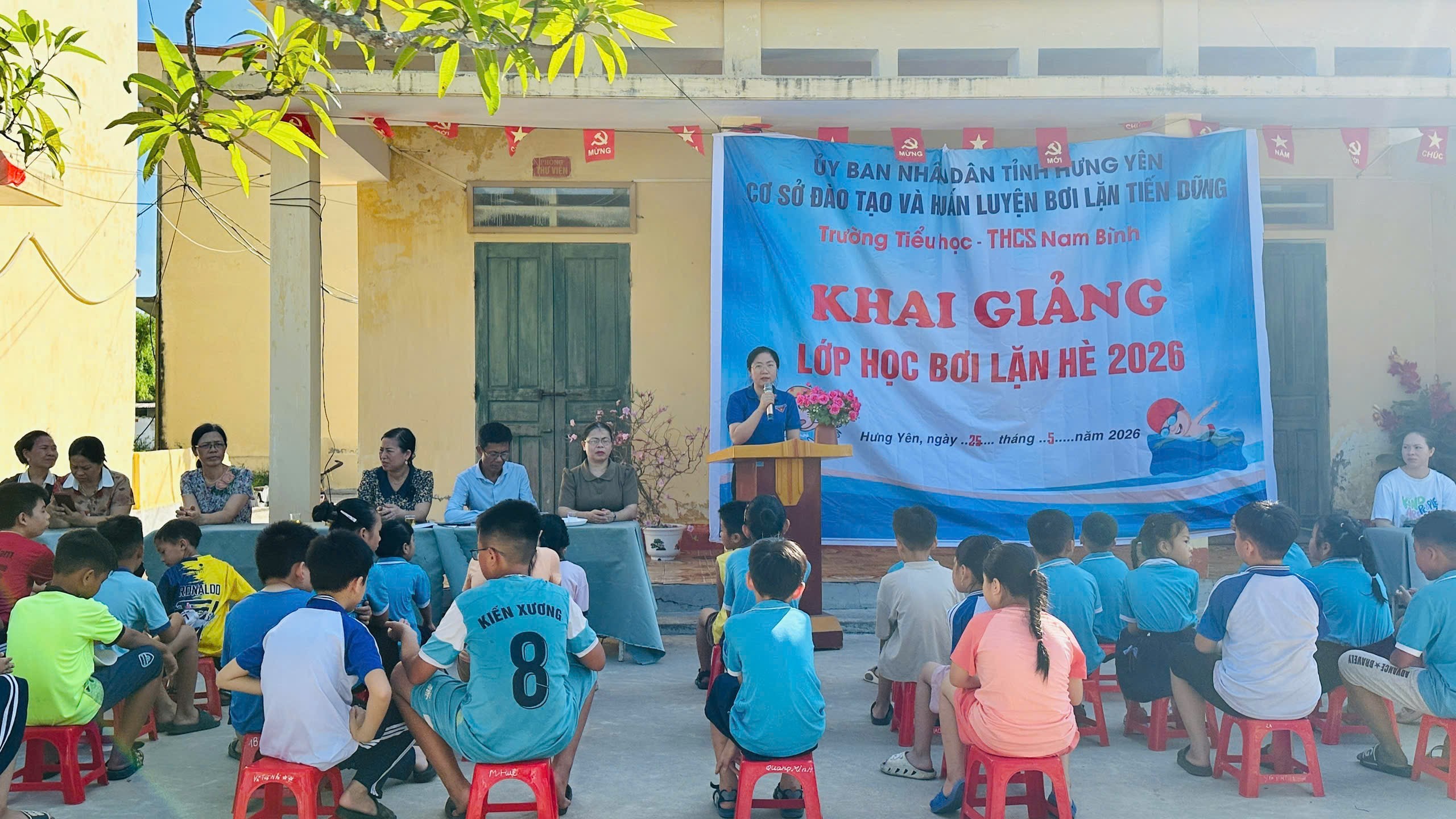 Gần 70 học sinh tham gia lớp dạy bơi hè do Đoàn Thanh niên xã Bình Định phối hợp tổ chức