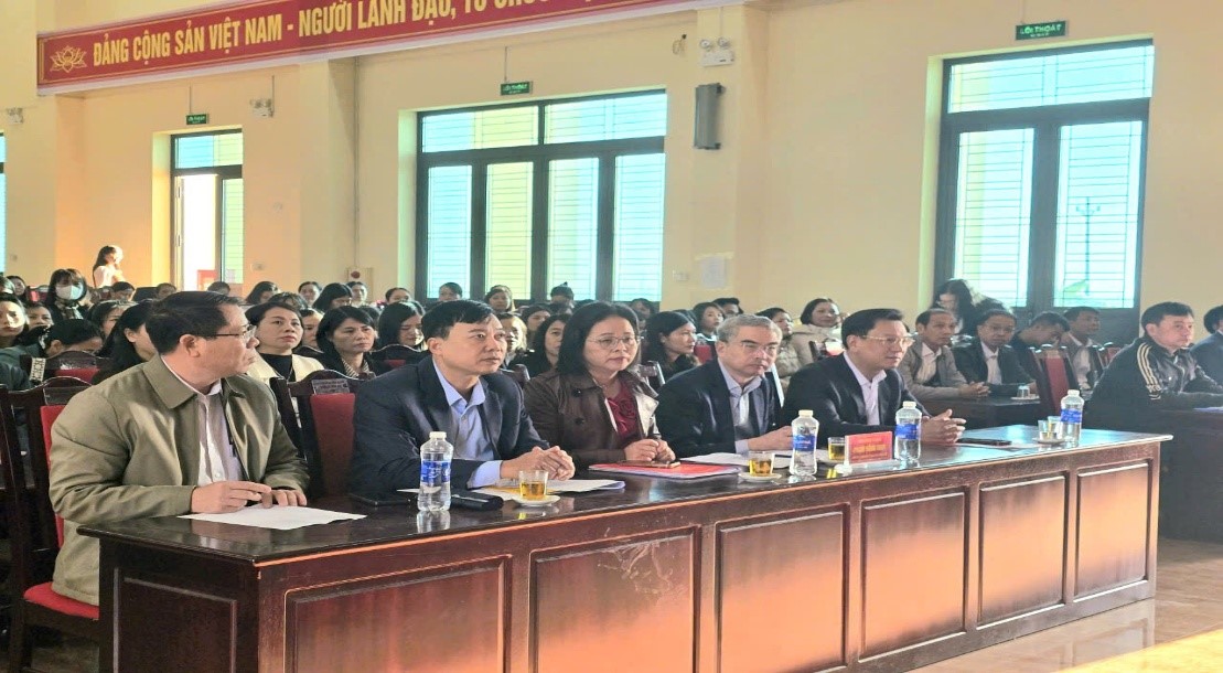 Các đồng chí lãnh đạo xã Bình Định đối thoại với cán bộ, giáo viên