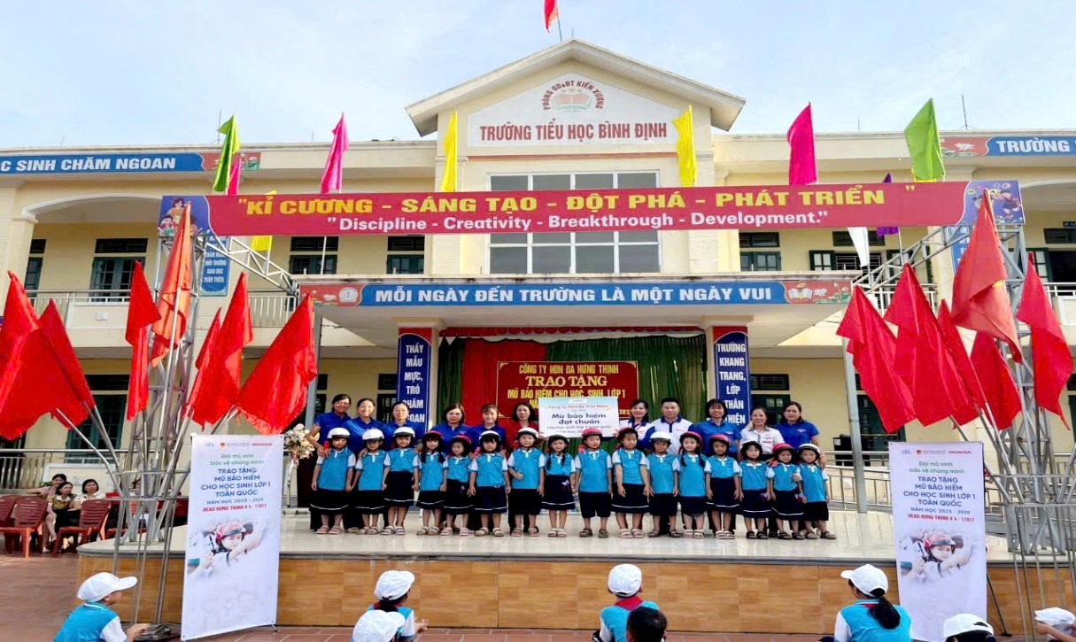 Hơn 100 em học sinh khối lớp 1 trường Tiểu học Bình Định được Công ty Honda Hưng Thịnh trao tặng mũ bảo hiểm