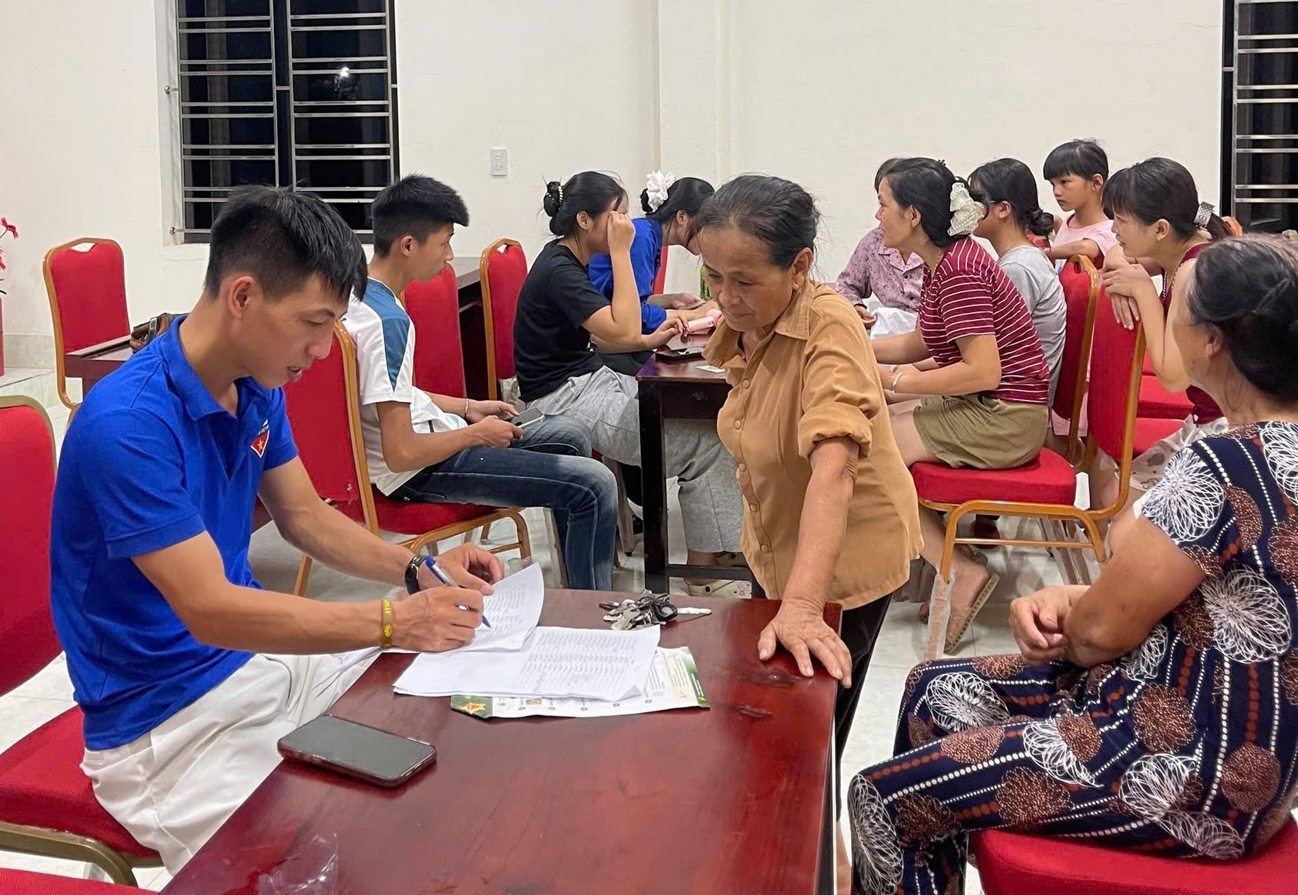 Trên 100 Đoàn viên Thanh niên xã Bình Định tham gia hướng dẫn người dân cài đặt ứng dụng VNeID, kích hoạt tài khoản định danh điện tử mức độ 2