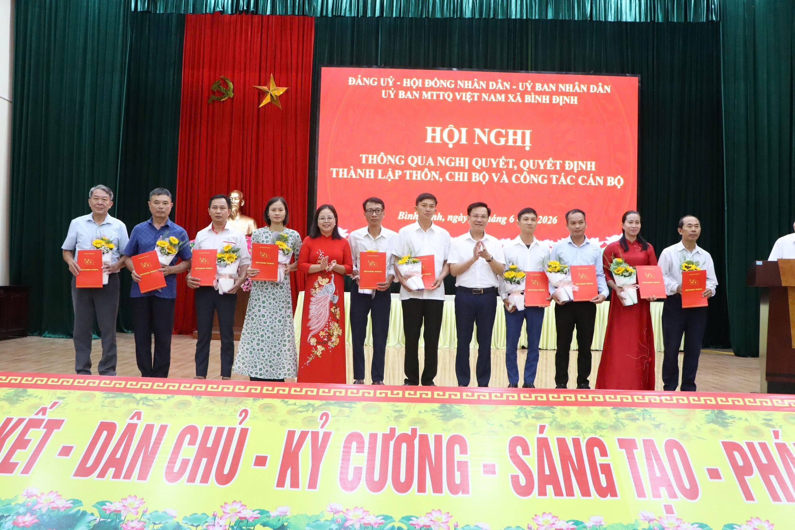 Xã Bình Định công bố các quyết định kiện toàn tổ chức thôn sau sắp xếp