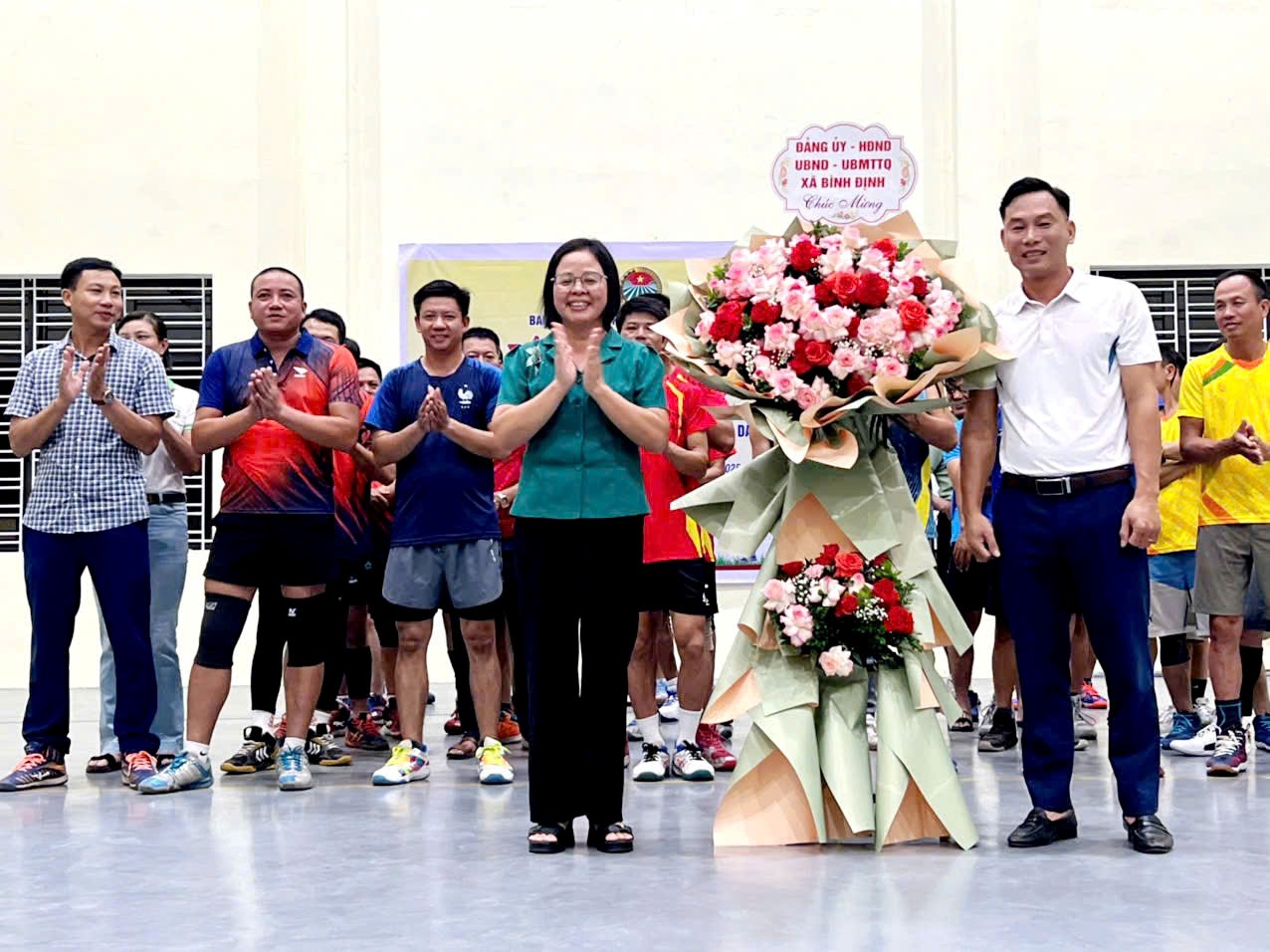 Hội nông dân xã Bình Định tổ chức giải bóng chuyền hơi chào mừng Đại hội và ngày truyền thống của hội 14/10