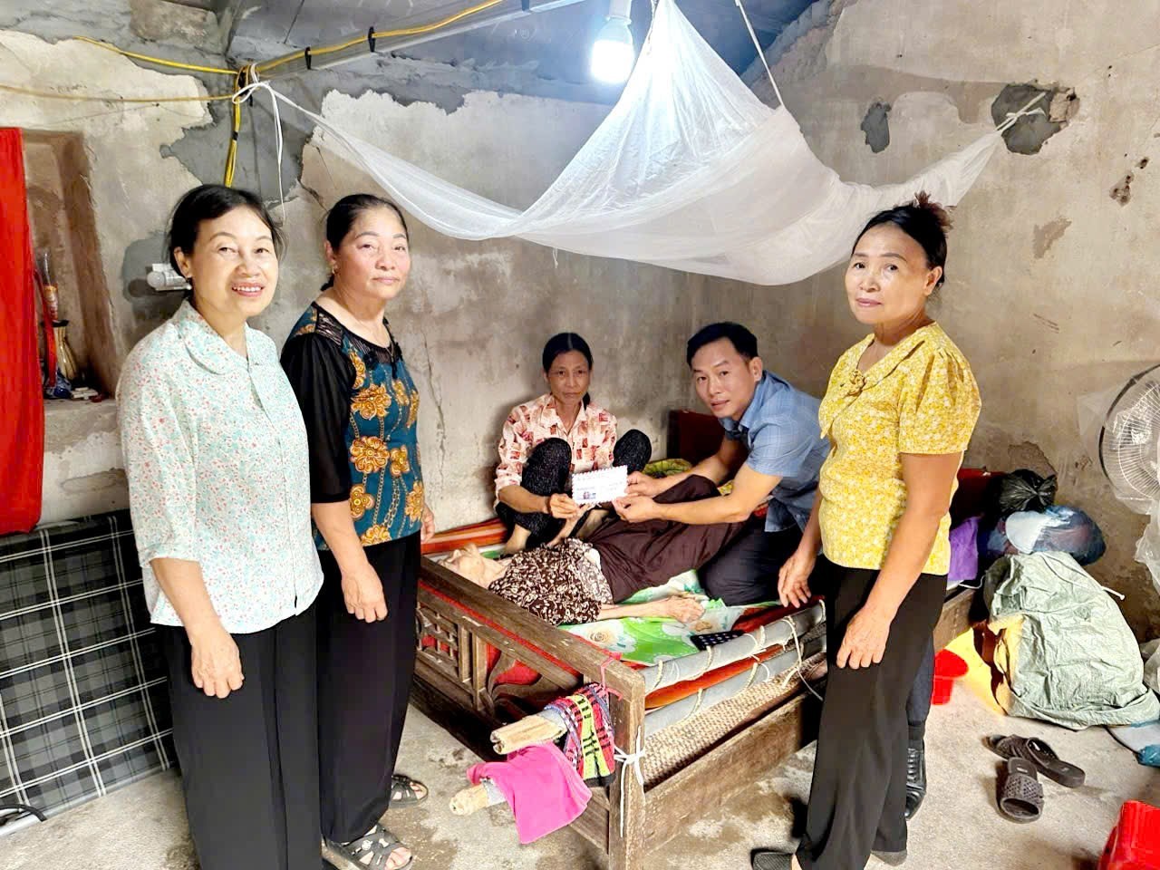 Hội Nông dân xã Bình Định thăm, tặng quà cho các đối tượng  chính sách và hội viên nông dân có hoàn cảnh đặc biệt khó khăn trên địa bàn