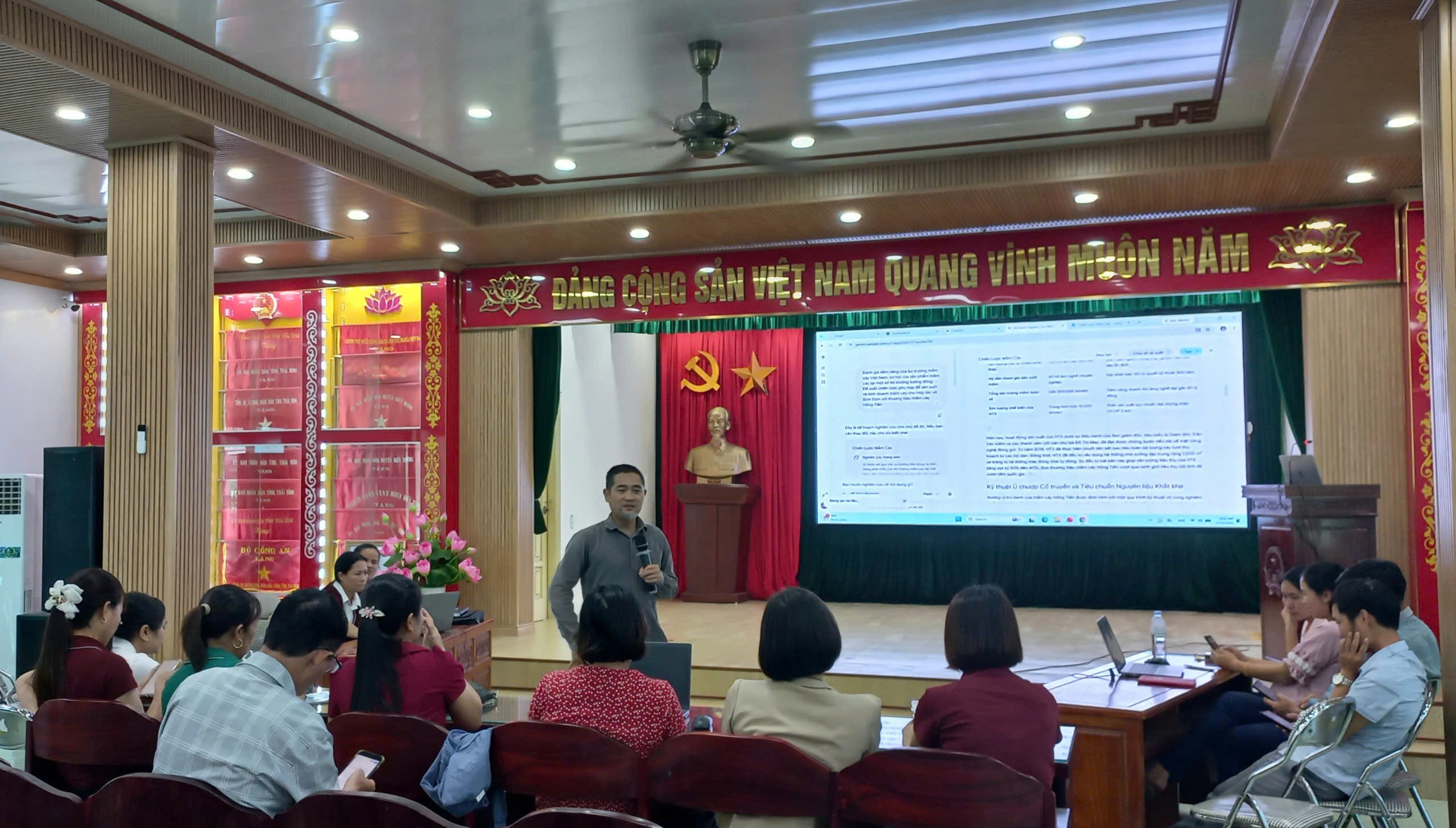 Liên minh Hợp tác xã tỉnh tổ chức tập huấn truyền thông và sản xuất nội dung số tại Hợp tác xã  sản xuất kinh doanh dịch vụ nông nghiệp Bình Định