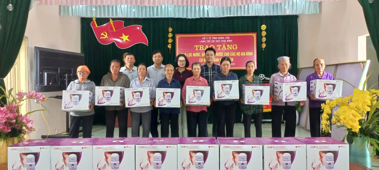 Làng trẻ em SOS Thái Bình tổ chức chương trình trao tặng bình lọc nước và bồn chứa nước cho các hộ gia đình có hoàn cảnh khó khăn trên địa bàn xã Bình Định