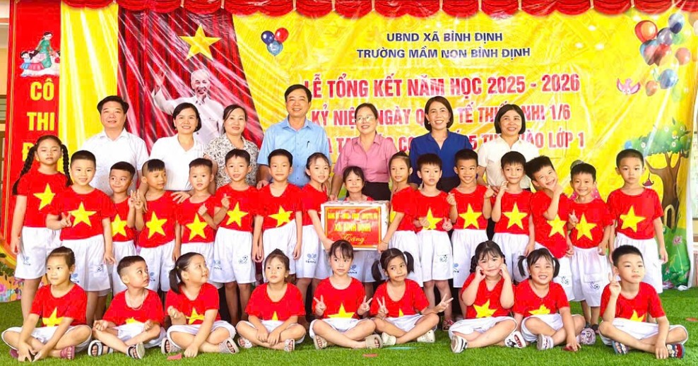 Đồng chí Lương Thị Kim Oanh, Bí thư Đảng ủy, Chủ tịch HĐND xã thăm, tặng quà và chúc mừng các cháu thiếu nhi