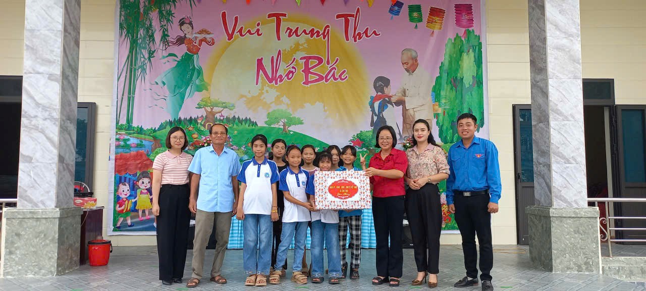 Các đồng chí lãnh đạo xã Bình Định thăm, tặng quà các cháu thiếu nhi nhân dịp Tết Trung thu năm 2025